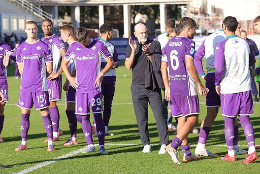 FLORENCE, ITALY - OCTOBER 5: Head coach Stefano Pioli manager of ACF Fiorentina reacts during the Serie A match between ACF Fiorentina and AS Roma at Artemio Franchi on October 5, 2025 in Florence, Italy. (Photo by Gabriele Maltinti/Getty Images) milan-fiorentina-allegri-pioli-precedenti-statistiche-curiosita-dati-opta-leao-piccoli