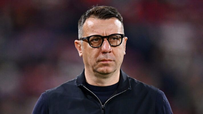 BOLOGNA, ITALY - APRIL 24: Roberto D'Aversa, Head Coach of Empoli, looks on prior to the coppa Italia Semi Final match between Bologna FC and Empoli at Renato Dall'Ara Stadium on April 24, 2025 in Bologna, Italy. (Photo by Alessandro Sabattini/Getty Images) Romano: “Fiorentina, D’Aversa soluzione più comoda. Ma il club riflette su questo” - immagine 1