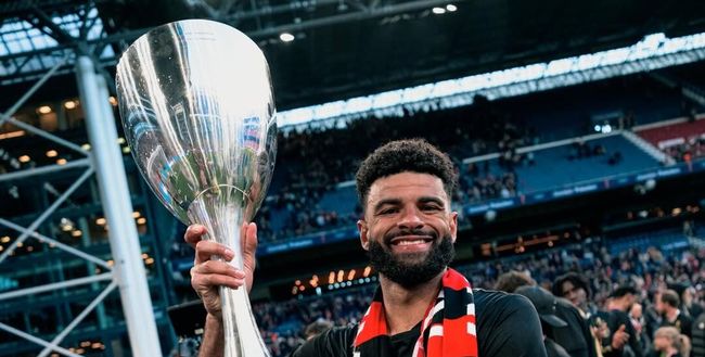 Philip Billing posa col trofeo della Pokalturnering appena conquista col Midtjylland (vs Copenaghen, 14 maggio)