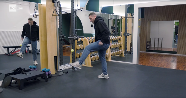 Totti, dall’ovazione alle battute con Verdone e i concorrenti: lo show a L’Eredità- immagine 4