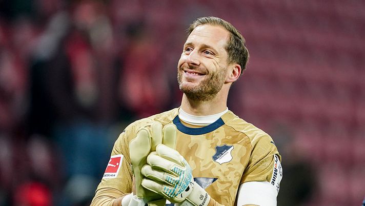 MAINZ, GERMANY - NOVEMBER 21: Oliver Baumann of TSG 1899 Hoffenheim thanks the fans after the Bundesliga match between 1. FSV Mainz 05 and TSG Hoffenheim at MEWA Arena on November 21, 2025 in Mainz, Germany. (Photo by Daniela Porcelli/Getty Images) Hoffenheim-Augsburg, i migliori capitani nella storia dei due club - immagine 1