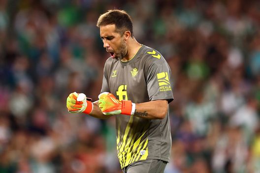 Claudio Bravo dice basta: a 41 anni il portiere cileno annuncia l’addio al calcio- immagine 2