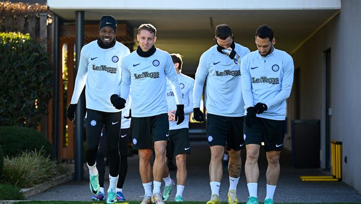 COMO, ITALY - DECEMBER 19: Marcus Thuram of FC Internazionale, Davide Frattesi of FC Internazionale, Marko Arnautovic of FC Internazionale, Hakan Calhanoglu of FC Internazionale in action during the FC Internazionale training session at the club's training ground Suning Training Center at Appiano Gentile on December 19, 2023 in Como, Italy. (Photo by Mattia Ozbot - Inter/Inter via Getty Images) Calhanoglu, zero ansie e speculatori zittiti. Serve ora un altro messaggio - immagine 1