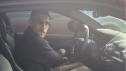 Wesley arriva a Trigoria sulla Ferrari di Pellegrini: “Grazie mille”