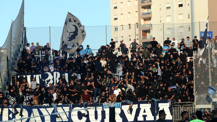 CAGLIARI, ITALY - SEPTEMBER 15: the supporters of Napoli in revolt throwing smoke bombs towards the north curve during the Serie A match between Cagliari and Napoli at Sardegna Arena on September 15, 2024 in Cagliari, Italy. (Photo by Enrico Locci/Getty Images) Da Torino: “Vietate la trasferta ai napoletani! Civile popolo juventino va tutelato” - immagine 1