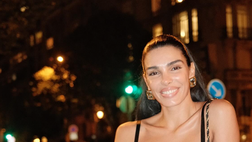 Jovana, spettacolo in abito nero. Lady Djordjevic incanta con le sue curve provocanti