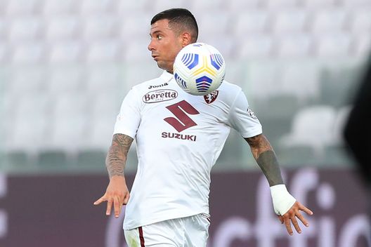 FLORENCE, ITALY - SEPTEMBER 19: Armando Izzo of Torino FC in action during the Serie A match between ACF Fiorentina and Torino FC at Stadio Artemio Franchi on September 19, 2020 in Florence, Italy. (Photo by Gabriele Maltinti/Getty Images) Torino, Izzo e Nkoulou: da intoccabili a esuberi, ma cederli sarà difficile- immagine 2