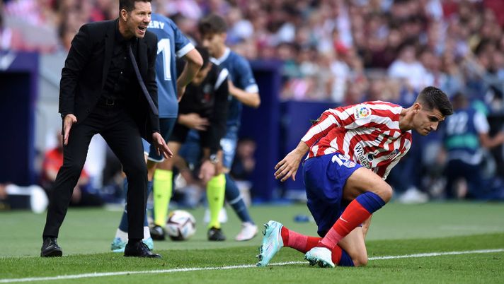 MADRID, SPAIN - OCTOBER 08: Diego Simeone, Head Coach of Atletico Madrid, reacts as they speak with Alvaro Morata of Atletico Madrid during the LaLiga Santander match between Atletico de Madrid and Girona FC at Civitas Metropolitano Stadium on October 08, 2022 in Madrid, Spain. (Photo by Denis Doyle/Getty Images) Atletico Madrid, Simeone: “Ho detto a Morata che abbiamo bisogno di lui” - immagine 1