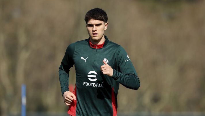 Milan, buone notizie: Bartesaghi di nuovo in gruppo, a disposizione per il derby - immagine 1