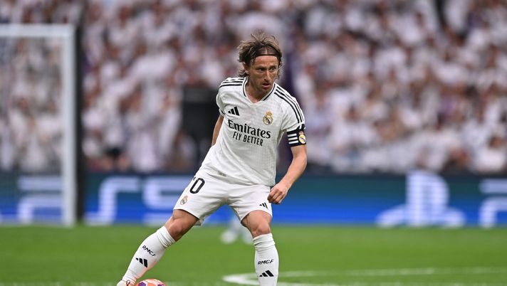 MADRID, SPAIN - MAY 24: Luka Modric of Real Madrid
controls the ball during the LaLiga match between Real Madrid CF and Real Sociedad at Estadio Santiago Bernabeu on May 24, 2025 in Madrid, Spain. (Photo by Denis Doyle/Getty Images) Modric
