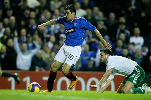 Glasgow, Scozia - 13 febbraio 2008: Nacho Novo dei Rangers e Loukas Vintra del Panathinaikos. (Foto di Jeff J Mitchell/Getty Images) Panathinaikos-Rangers, statistiche e precedenti tra due club storici- immagine 3