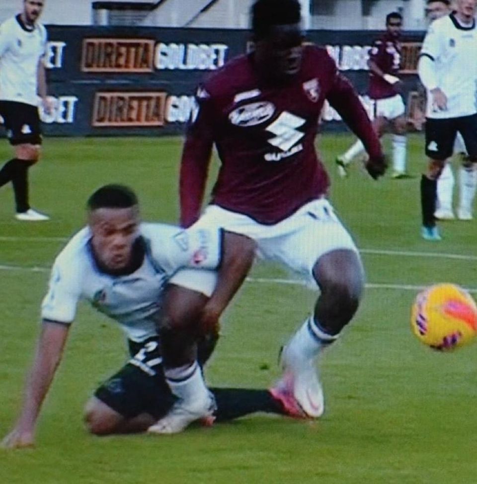 La moviola di Spezia-Torino 1-0: male Orsato, tanti episodi dubbi…- immagine 2