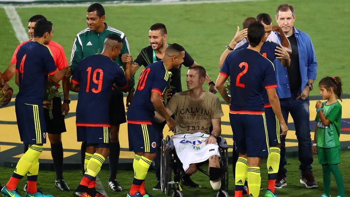 RIO DE JANEIRO, BRAZIL - JANUARY 25: Brazil's Chapecoense goalkeeper, Jackson Follmann (C), a survivor of the LaMia air crash in Colombia, receives a tribute from the Colombian team during a match between Brazil and Colombia as part of Friendly Match In Memory of Associacao Chapecoense de Futebol at Engenhao Stadium on January 25, 2017 in Rio de Janeiro, Brazil. (Photo by Buda Mendes/Getty Images) Chapecoense, Follman: dall’incidente aereo al sogno paraolimpico - immagine 1