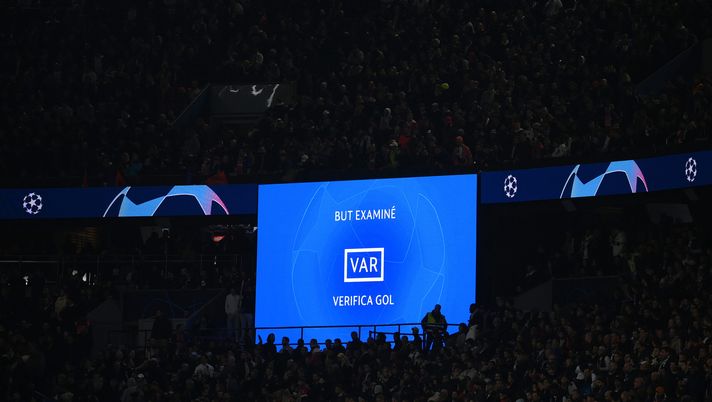 Il tabellone durante PSG-Milan comunica un check in corso della VAR (getty images)