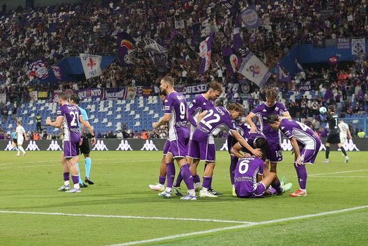 REGGIO NELL'EMILIA, ITALY - AUGUST 28: Edin Dzeko of ACF Fiorentina celebrates after scoring a goal with his teammate during the UEFA Europa Conference League 2025/2026 Play-Off 1st leg match between ACF Fiorentina and FC Polissya Zhytomyr at Mapei Stadium - Citta' del Tricolore on August 28, 2025 in Reggio nell'Emilia, Italy. (Photo by Gabriele Maltinti/Getty Images)