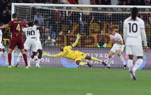 Mike Maignan del Milan in azione durante la partita di Serie A tra Roma e Milan allo Stadio Olimpico il 18 maggio 2025 a Roma Serie A, decimo atto: stop in testa, ma Napoli è primo; Firenze, ore bollenti- immagine 3