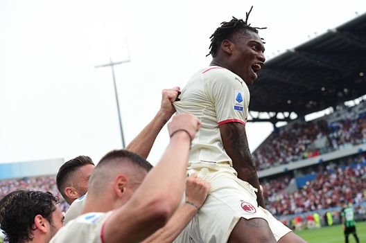 Leão festeggia lo scudetto a Reggio Emilia. (Photo by Pier Marco Tacca/AC Milan via Getty Images) “Il Leao dimezzato”: cronistoria delle avventure del numero 10 del Milan- immagine 4