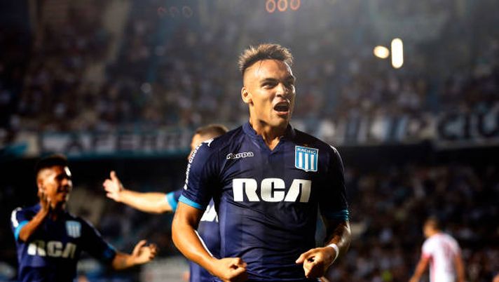 AVELLANEDA, ARGENTINA - FEBRUARY 04: Lautaro Martinez of Racing Club celebrates after scoring the first goal of his team during a match between Racing Club and Huracan as part of Superliga Argentina 2017/18 at Presidente Peron Stadium on February 4, 2018 in Avellaneda, Argentina. (Photo by Demian Alday/Getty Images) Lautaro Martinez torna al Racing: il nerazzurro fa visita ai giovani de La Academia - immagine 1