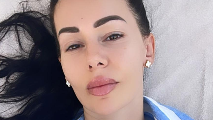 Erjona, fisico pazzesco. L’ex lady Dzemaili stupisce i social con un décolleté super Erjona, fisico pazzesco. L’ex lady Dzemaili stupisce i social con un décolleté super - immagine 1