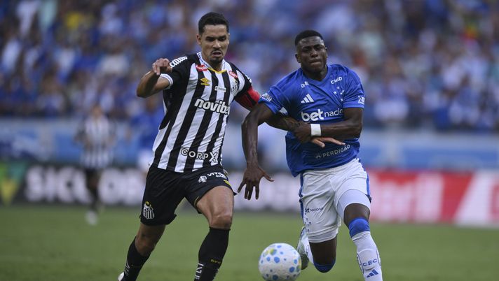 BELO HORIZONTE, BRAZIL - MARCH 22: Neiser Villarreal (R) of Cruzeiro and Lucas Verissimo (L) of Santos fight for the ball during a match between Cruzeiro and Santos as part of Brasileirao 2026 at Mineirão Stadium on March 22, 2026 in Belo Horizonte, Brazil. (Photo by Pedro Vilela/Getty Images) Cruzeiro-Universidad Catolica: diretta live e streaming gratis - immagine 1