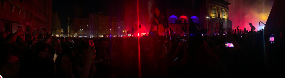 Migliaia di persone per la festa rossoblù: delirio in Piazza Maggiore (FOTO)- immagine 5