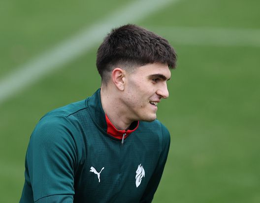 CAIRATE, ITALY - JANUARY 13: Davide Bartesaghi of AC Milan in action during AC Milan training session at Milanello on January 13, 2026 in Cairate, Italy. (Photo by Claudio Villa/AC Milan via Getty Images) davide-bartesaghi-fiorentina-panchina-campo-como