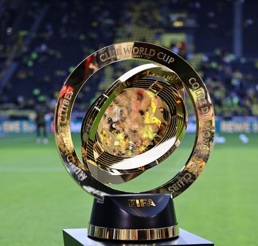 DORTMUND, GERMANY - APRIL 20: A detailed view of the FIFA Club World Cup 2025 trophy placed pitch side on a plinth featuring the club badge of Borussia Dortmund prior to the Bundesliga match between Borussia Dortmund and Borussia Mönchengladbach at Signal Iduna Park on April 20, 2025 in Dortmund, Germany. (Photo by Christof Koepsel/Getty Images) perche-il-milan-non-gioca-il-mondiale-per-club-spiegazione-qualificazione-fifa-regolamento