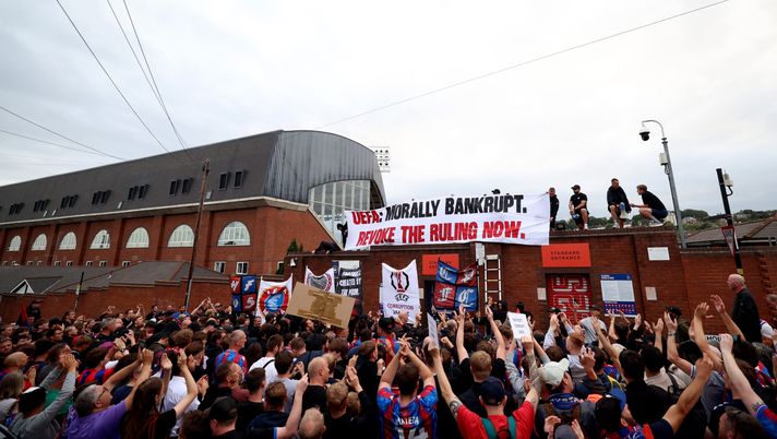 LONDON, ENGLAND - JULY 15: Fans of Crystal Palace protest against the UEFA decision to demote the club from Europa league to the Europa conference league outside Selhurst Park stadium on July 15, 2025 in London, England. (Photo by Tom Dulat/Getty Images) Il Crystal Palace non ci sta e presenta il ricorso al tribunale dello sport - immagine 1