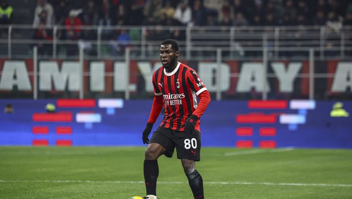 MILAN, ITALY - DECEMBER 03: Yunus Musah of AC Milan controls the ball during the Coppa Italia match between AC Milan and Sassuolo at Stadio Giuseppe Meazza on December 03, 2024 in Milan, Italy. (Photo by Giuseppe Cottini/AC Milan via Getty Images) Milan, Musah non ci sarà contro la Roma. Sperano Pulisic e Loftus Cheek - immagine 1