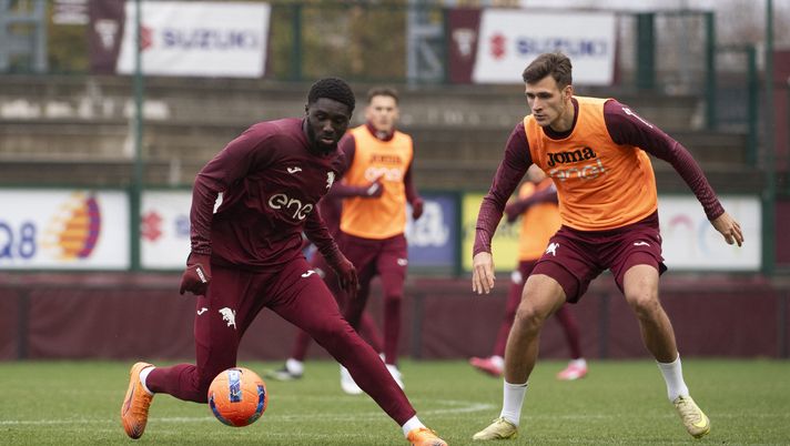 TURIN, ITALY - DECEMBER 3: Ali Dembele of Torino FC against Gvidas Gineitis of Torino FC during the Torino FC Training Session at Stadio Filadeflia on December 3, 2025 in Turin, Italy. (Photo by Stefano Guidi - Torino FC/Torino FC 1906 via Getty Images) Torino al lavoro sotto gli occhi di Petrachi: presente anche Cairo - immagine 1