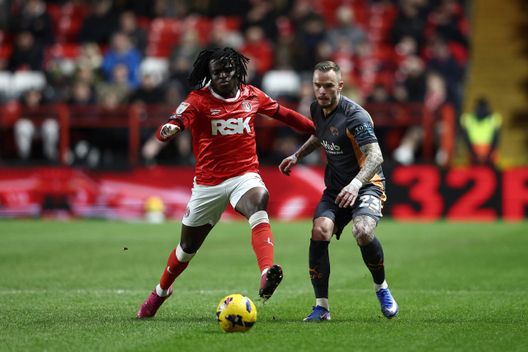 Tyreece Campbell del Charlton Athletic lotta per il possesso del pallone con Joe Ward del Derby County durante la partita di Sky Bet Championship tra Charlton Athletic e Derby County, disputata al The Valley il 20 gennaio 2026 a Londra, Inghilterra.(Foto di James Fearn/Getty Images) Millwall-Charlton, lo streaming gratis del derby di Londra: probabili formazioni e analisi- immagine 5