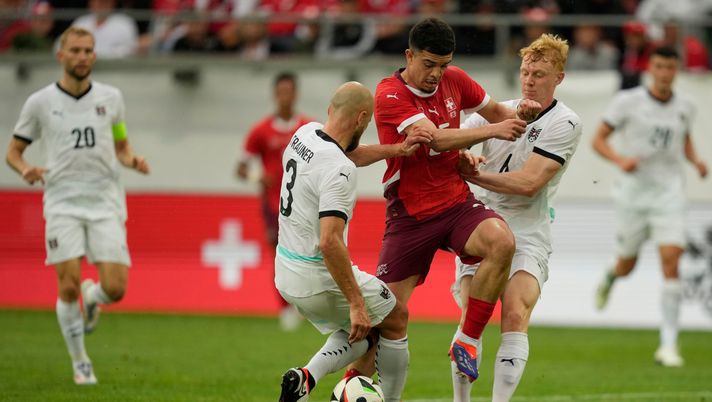 ST GALLEN, SWITZERLAND - JUNE 8: Zeki Amdouni of Switzerland and Nicolas Seiwald of Austria and Gernot Trauner of Austria fight for the ball during the international friendly match between Switzerland and Austria at Kybunpark on June 8, 2024 in St Gallen, Switzerland. (Photo by Carsten Harz/Getty Images) Europei, c’è Ungheria-Svizzera: occhio al vizio del gol dei magiari - immagine 1