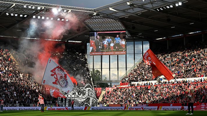 Caos in Mainz-Francoforte: bruttissimo gesto dei tifosi verso il guardalinee - immagine 1