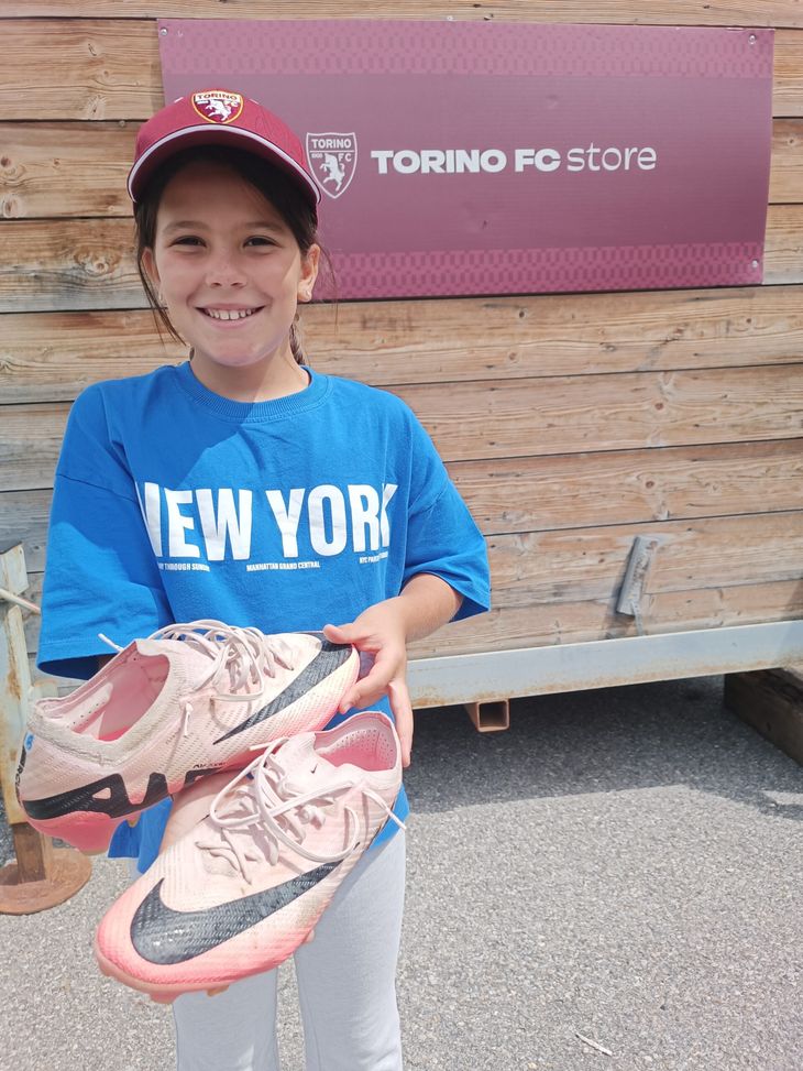 A 11 anni da Bari per Adams: “Lo adora”. E lui le regala un paio di scarpette- immagine 2