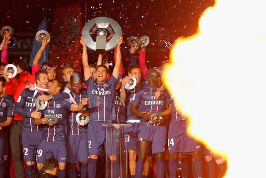 Parigi, Francia - 18 maggio 2013: Thiago Silva alza al cielo il trofeo della Ligue 1. (Foto di Michael Regan/Getty Images)