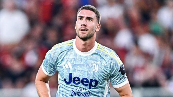 GENOA, ITALY - AUGUST 31: Dusan Vlahovic of Juventus celebrates after scoring a goal during the Serie A match between Genoa CFC and Juventus FC at Luigi Ferraris Stadium on August 31, 2025 in Genoa, Italy. (Photo by Simone Arveda/Getty Images) Romano: “Turchia mai un’opzione per Vlahovic! Col Milan era andata così” - immagine 1