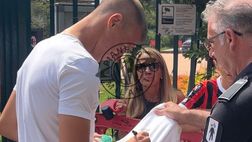 VIDEO – Milan, Camarda a Milanello: con i tifosi per foto e autografi