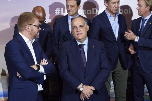 MADRID, SPAIN - OCTOBER 04: Movistar President Sergio Osle (L) and La Liga President Javier Tebas (R) attend La Liga and Movistar agreement presentation at Movistar Gran Via store on October 04, 2019 in Madrid, Spain. (Photo by Carlos Alvarez/Getty Images) Tebas al Social Football Summit: “Il mio pensiero sulla Superlega non è cambiato”- immagine 2