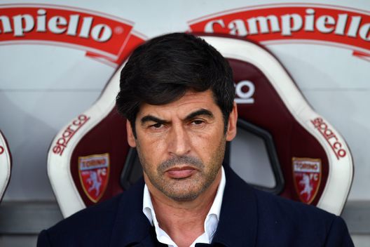 TURIN, ITALY - APRIL 18: Paulo Fonseca, Head Coach of Roma looks on prior to the Serie A match between Torino FC and AS Roma at Stadio Olimpico di Torino on April 18, 2021 in Turin, Italy. Sporting stadiums around Italy remain under strict restrictions due to the Coronavirus Pandemic as Government social distancing laws prohibit fans inside venues resulting in games being played behind closed doors. (Photo by Valerio Pennicino/Getty Images) Fiorentina, dopo Gattuso l’idea è Italiano: c’è anche l’ipotesi Fonseca- immagine 3