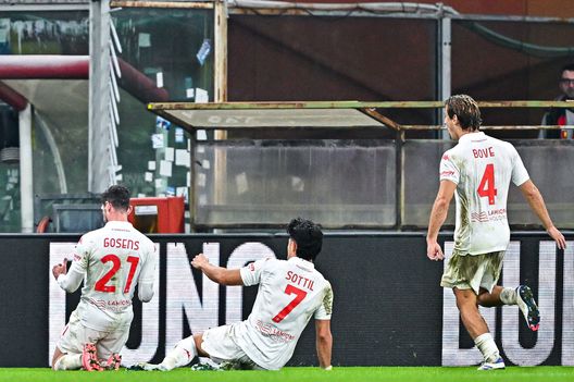 GENOA, ITALY - OCTOBER 31: Riccardo Sottil of Fiorentina (left) celebrates with his team-mates Riccardo Sottil and Edoardo Bove after scoring a goal during the Serie A match between Genoa and Fiorentina at Stadio Luigi Ferraris on October 31, 2024 in Genoa, Italy. (Photo by Simone Arveda/Getty Images) Fiorentina, che fatica senza Kean. Poi Adli accende la luce- immagine 2