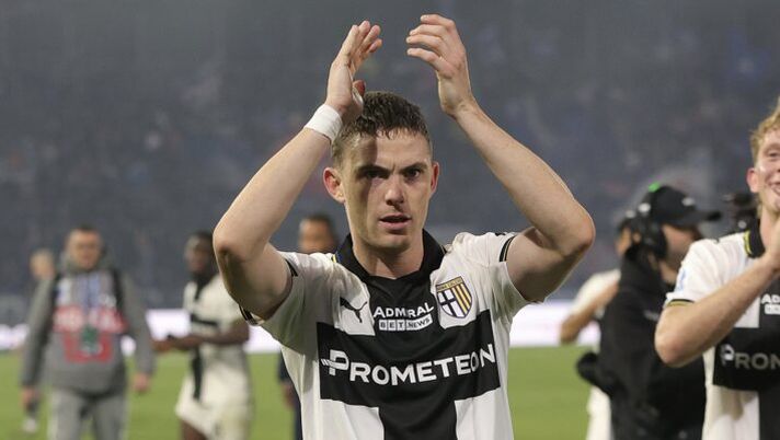 PISA, ITALY - DECEMBER 8: Nahuel Estevez and Oliver Sorensen of Parma Calcio 1913 applauds the fans after the Serie A match between Pisa SC and Parma Calcio 1913 at Arena Garibaldi on December 8, 2025 in Pisa, Italy. (Photo by Gabriele Maltinti/Getty Images) Estevez saluta il Parma: “Quattro anni insieme e duro lavoro, Parma per sempre nel mio cuore” - immagine 1