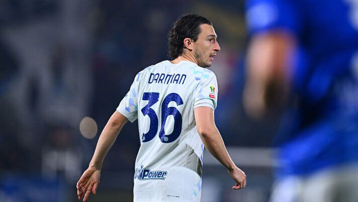 COMO, ITALY - MARCH 03: Matteo Darmian of FC Internazionale in action during the Coppa Italia match between Como 1907 and FC Internazionale at Giuseppe Sinigaglia Stadium on March 03, 2026 in Como, Italy. (Photo by Mattia Pistoia - Inter/Inter via Getty Images) Darmian: “Io sto bene e cerco di sfruttare le occasioni che Chivu mi concede! Noi solidi, ora testa al derby” - immagine 1
