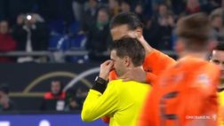 Video – Arbitro in lacrime per la morte della mamma, Van Dijk lo consola