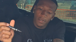 Milan, il primo autografo di Estupinan è sulla maglia di Theo! | VIDEO