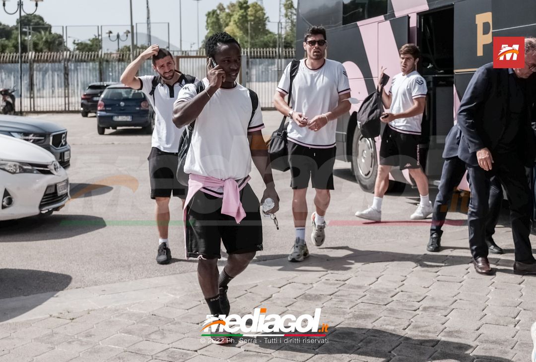 FOTO Palermo, il rientro al “Renzo Barbera” dopo la trasferta di Padova (Gallery) - immagine 4