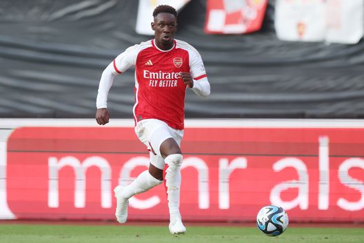 NORIMBERGA, GERMANIA - 13 LUGLIO: Folarin Balogun dell'Arsenal FC controlla la palla durante l'amichevole pre-campionato tra 1. FC Nürnberg e Arsenal FC al Max-Morlock Stadion il 13 luglio 2023 a Norimberga, Germania. (Foto di Alex Grimm/Getty Images) Finalmente è tornato Folarin Balogun: nuovo record in Champions League per l’ex Arsenal- immagine 2
