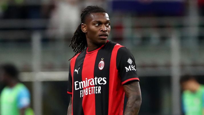 Rafael Leao, attaccante AC Milan, potrebbe lasciare i rossoneri nel calciomercato estivo 2026 per andare al Galatasaray o al Fenerbahçe | Milan News (Credits foto: Getty Images) Rafael Leao, attaccante AC Milan, potrebbe lasciare i rossoneri nel calciomercato estivo 2026 per andare al Galatasaray o al Fenerbahçe