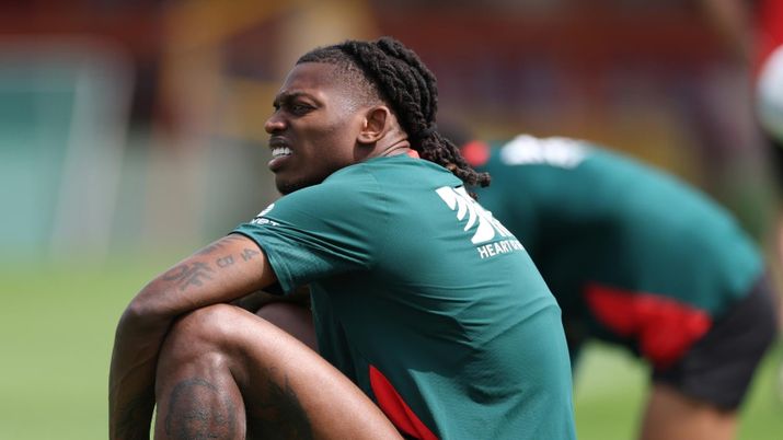 Rafael Leao, attaccante AC Milan, potrebbe andare via nel calciomercato estivo 2026 | Milan News (Credits foto: Getty Images) Romano: 'Leao ha sorpreso tutti'. Quanto ci vorrà per la cessione?