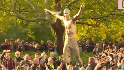 Video – Guardate la statua di Ibra! E Zlatan apprezza…