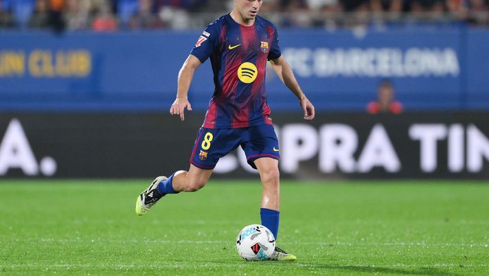 BARCELONA, SPAIN - SEPTEMBER 14: Pedri of FC Barcelona runs with the ball during the LaLiga EA Sports match between FC Barcelona and Valencia CF at Estadi Johan Cruyff on September 14, 2025 in Barcelona, Spain. (Photo by David Ramos/Getty Images) Barcellona-Girona in diretta streaming gratis: dove vedere la partita - immagine 1